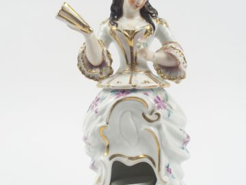 Tisanière XIXe en porcelaine polychrome rehaussée d'or en forme d'élég