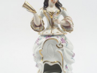 Vente aux enchères Tisanière XIXe en porcelaine polychrome rehaussée d'or en forme d'élég