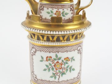 Tisanière XIXème en porcelaine  blanche rehaussée d'or à décor polychr
