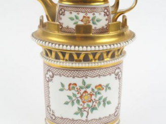 Vente aux enchères Tisanière XIXème en porcelaine  blanche rehaussée d'or à décor polychr
