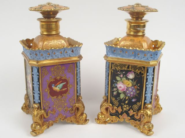 Jacob PETIT. Paire de flacons XIXe en porcelaine à décor polychrome re
