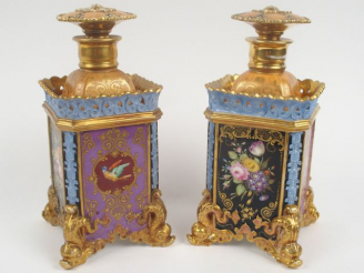 Vente aux enchères Jacob PETIT. Paire de flacons XIXe en porcelaine à décor polychrome re