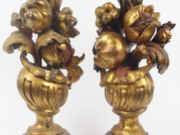 Paire de bois dorés XVIIIe  à décor de coupes de fruits. Sur des socle