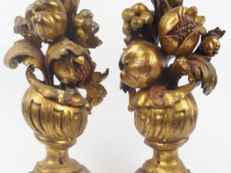 Vente aux enchères Paire de bois dorés XVIIIe  à décor de coupes de fruits. Sur des socle