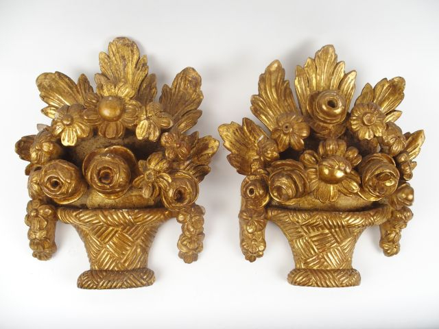 Paire de bois dorés XVIIIe à décor de corbeilles de fleurs. H, 41  et 