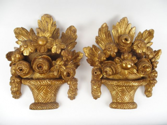 Vente aux enchères Paire de bois dorés XVIIIe à décor de corbeilles de fleurs. H, 41  et 