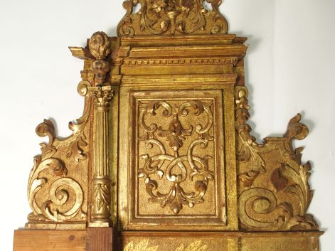 Paire d'éléments de retable XVIII ème en bois mouluré, sculpté et doré