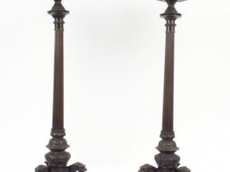 Vente aux enchères Paire de candélabres tripodes de style Empire en bronze à patine brune