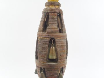 Surjoug ancien en bois sculpté polychrome. Trois rangées de cloches. H