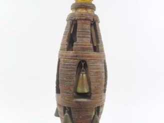 Vente aux enchères Surjoug ancien en bois sculpté polychrome. Trois rangées de cloches. H