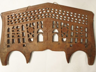 Vente aux enchères Paire de jougs portugais XIXe en bois mouluré, sculpté et ajouré, à dé