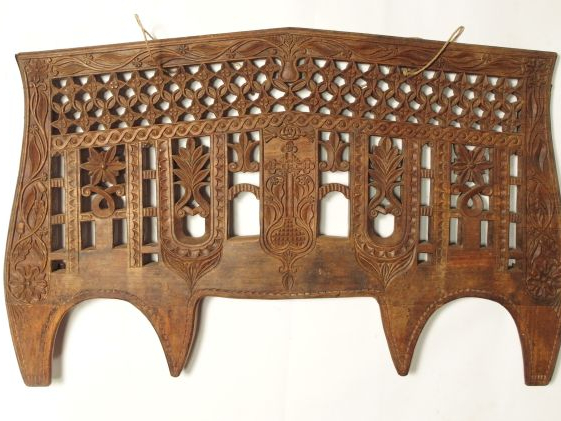 Paire de jougs portugais XIXe en bois mouluré, sculpté et ajouré, à dé