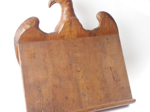 Lutrin en chêne sculpté à décor d'aigle aux ailes déployées.