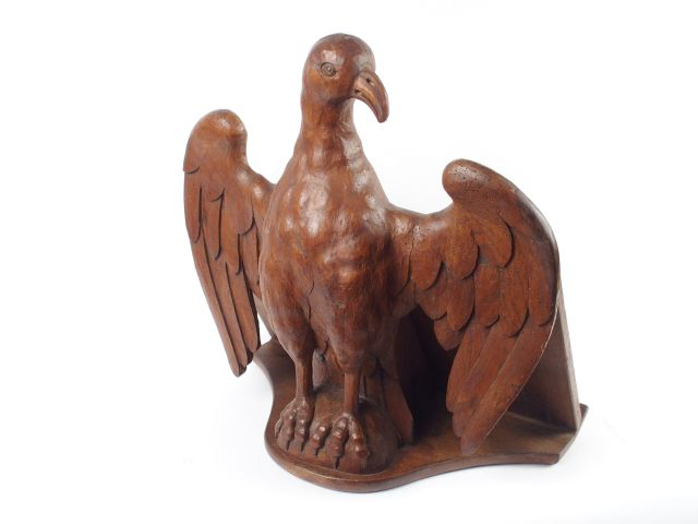 Lutrin en chêne sculpté à décor d'aigle aux ailes déployées.