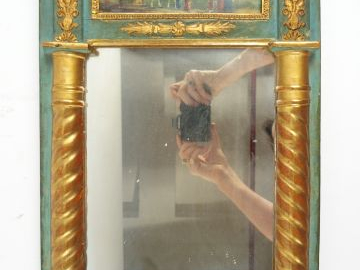 Miroir Restauration en bois sculpté doré et laqué vert, petit fronton 