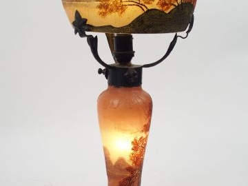 LEGRAS. Lampe en verre à décor gravé en camée à l'acide d'un paysage l