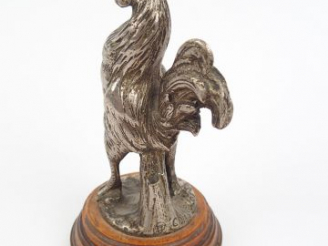 Vente aux enchères CH. PAILLET. Bouchon de radiateur (?) en bronze argenté en forme de co