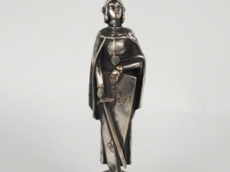Vente aux enchères Bouchon de radiateur en bronze argenté 'Jeanne d’Arc', signé Maxime re