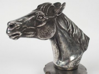 Vente aux enchères Bouchon de radiateur en métal 'Tête de cheval', signé FRECOURT , 1935.