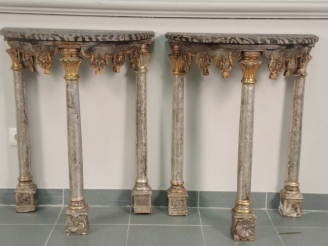 Vente aux enchères Paire de consoles demi -lune de style baroque en bois sculpté doré et 