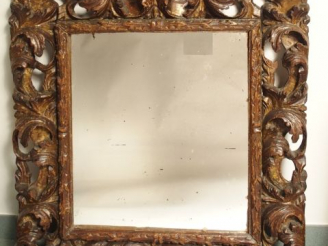 Vente aux enchères Miroir de style italien en bois mouluré et sculpté, à décor de rinceau