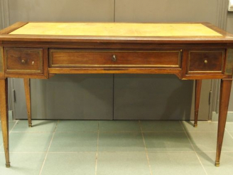 Vente aux enchères Bureau XIX ème en acajou, ouvrant à trois tiroirs en ceinture, gainé d