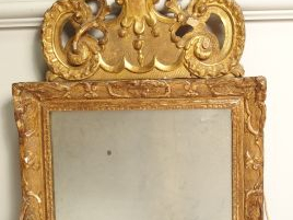 Vente aux enchères Miroir XVIII ème en bois mouluré et sculpté, à décor de rinceaux, surm