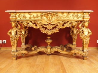 Vente aux enchères Console de style Louis XIV à quatre pieds, en bois sculpté et doré, à 