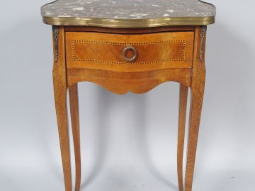 Chevet de style transition Louis XV - Louis XVI en acajou (ensolé), ou