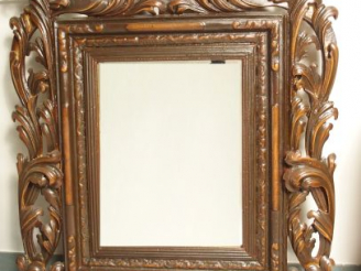 Vente aux enchères Miroir en bois mouluré et sculpté, à décor de palmettes et de feuillag