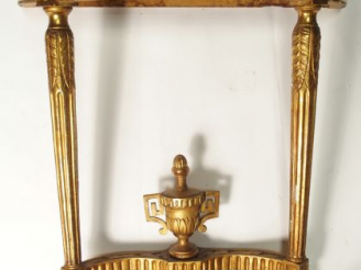 Vente aux enchères Console demie-lune Louis XVI en bois mouluré, sculpté et doré, à décor