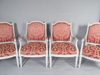 Vente aux enchères Suite de quatre fauteuils à dos plat Louis XVI, en bois  relaqué blanc