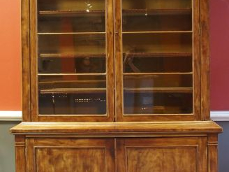Vente aux enchères Bibliothèque XIX ème en acajou (ensolé), ouvrant à deux portes vitrées