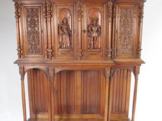 Vente aux enchères Crédence de style Renaissance en noyer mouluré et sculpté, à décor d'u