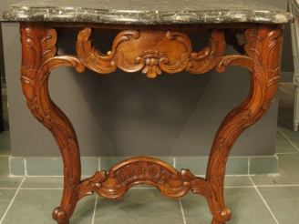 Vente aux enchères Console de style Louis XV en bois naturel, mouluré et sculpté, à décor