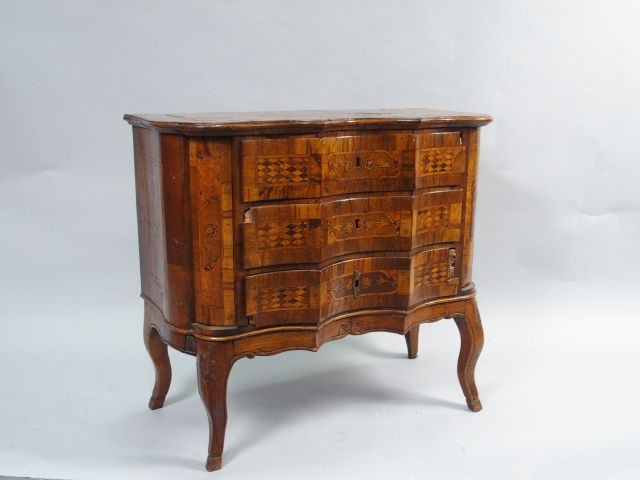 Petite commode italienne  XVIIIe en marqueterie, ouvrant à trois tiroi