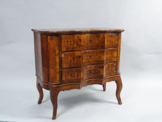 Vente aux enchères Petite commode italienne  XVIIIe en marqueterie, ouvrant à trois tiroi