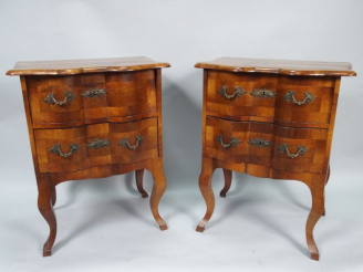 Vente aux enchères Paire de petites commodes italiennes d'entre-deux en noyer mouluré et 