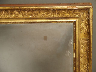 Vente aux enchères Glace de cheminée de style Empire en bois et stuc doré, à décor d'anim