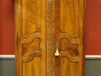 Vente aux enchères Armoire fin XVIII ème - début XIX ème en noyer mouluré et sculpté, à d