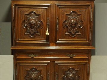 Buffet deux corps de style Renaissance, ouvrant à quatre portes et un 