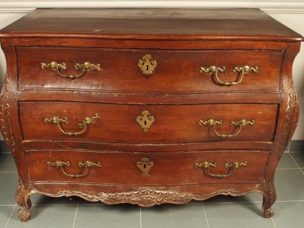 Commode tombeau XVIII ème en noyer mouluré et sculpté, ouvrant à trois