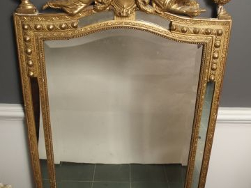 Miroir à parecloses Napoléon III en bois sculpté et doré, fronton à dé