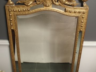 Vente aux enchères Miroir à parecloses Napoléon III en bois sculpté et doré, fronton à dé
