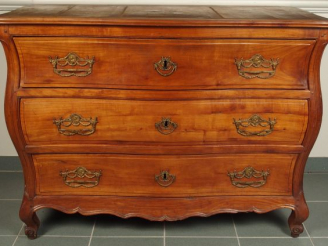 Vente aux enchères Commode XVIII ème en merisier mouluré et sculpté, ouvrant à trois tiro