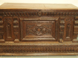Vente aux enchères Coffre Renaissance en chêne mouluré et sculpté, à décor de consoles, d
