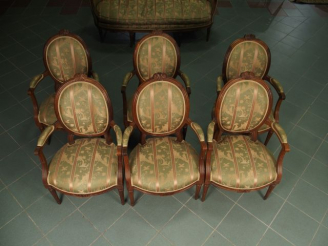 Vente aux enchères Mobilier de salon de style Louis XVI en bois naturel mouluré et sculpt