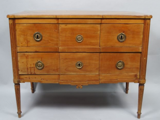Vente aux enchères Commode de style Louis XVI en acajou (ensolé), ouvrant à trois tiroirs