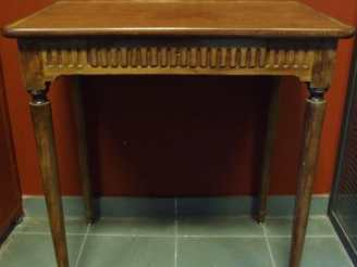 Vente aux enchères Table cabaret Louis XVI en acajou (ensolé), quatre pieds fuselés, cein