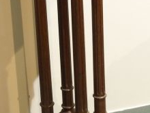 Vente aux enchères Sellette de style Henri II en acajou (ensolé), quatre colonnes cannelé